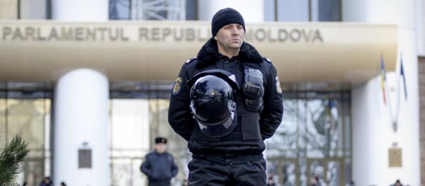Молдавски полцијац испред зграде Владе-илустрација Молдавски полцијац испред зграде Владе-илустрација - Sputnik Србија