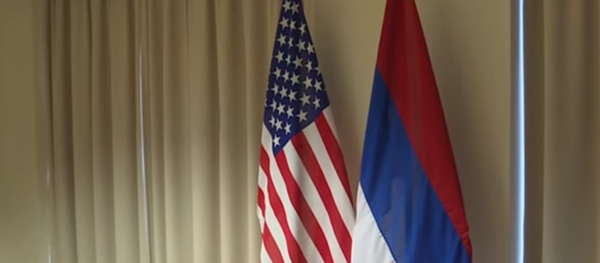 Prevrnuta zastava Rusije uoči sastanka šefova diplomatija Rusije i SAD Sergeja Lavrova i Džona Kerija - Sputnik Srbija