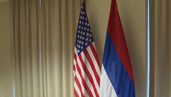 Prevrnuta zastava Rusije uoči sastanka šefova diplomatija Rusije i SAD Sergeja Lavrova i Džona Kerija - Sputnik Srbija