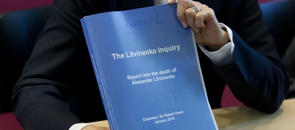 Марина Литвињенко, удовица бившег руског шпијуна Александра Литвињенко, држи извештај у смрти њеног мужа на конференцији за новинаре у Лондону 21. јануара 2016 - Sputnik Србија