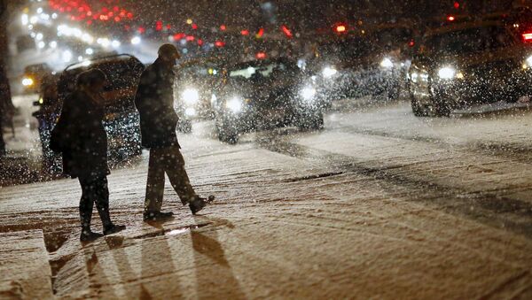 People cross a street as it snows in Washington - Sputnik Србија