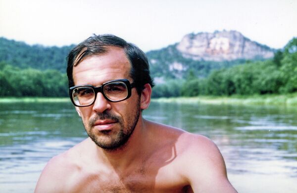 Млади Сергеј Лавров за време одмора. Млади Сергеј Лавров за време одмора. - Sputnik Србија