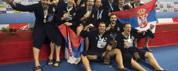 Ватерполисти Србије са златном медаљом око врата после победе Европског првенства Ватерполисти Србије са златном медаљом око врата после победе Европског првенства - Sputnik Србија