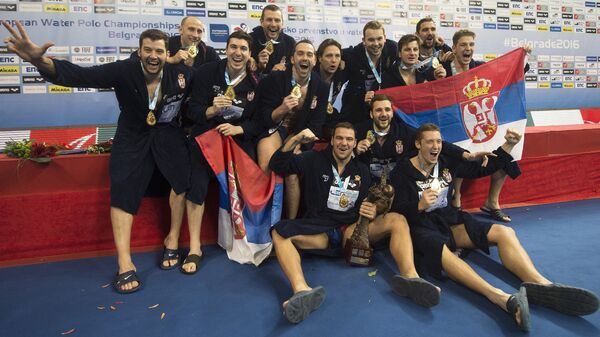 Ватерполисти Србије са златном медаљом око врата после победе Европског првенства - Sputnik Србија