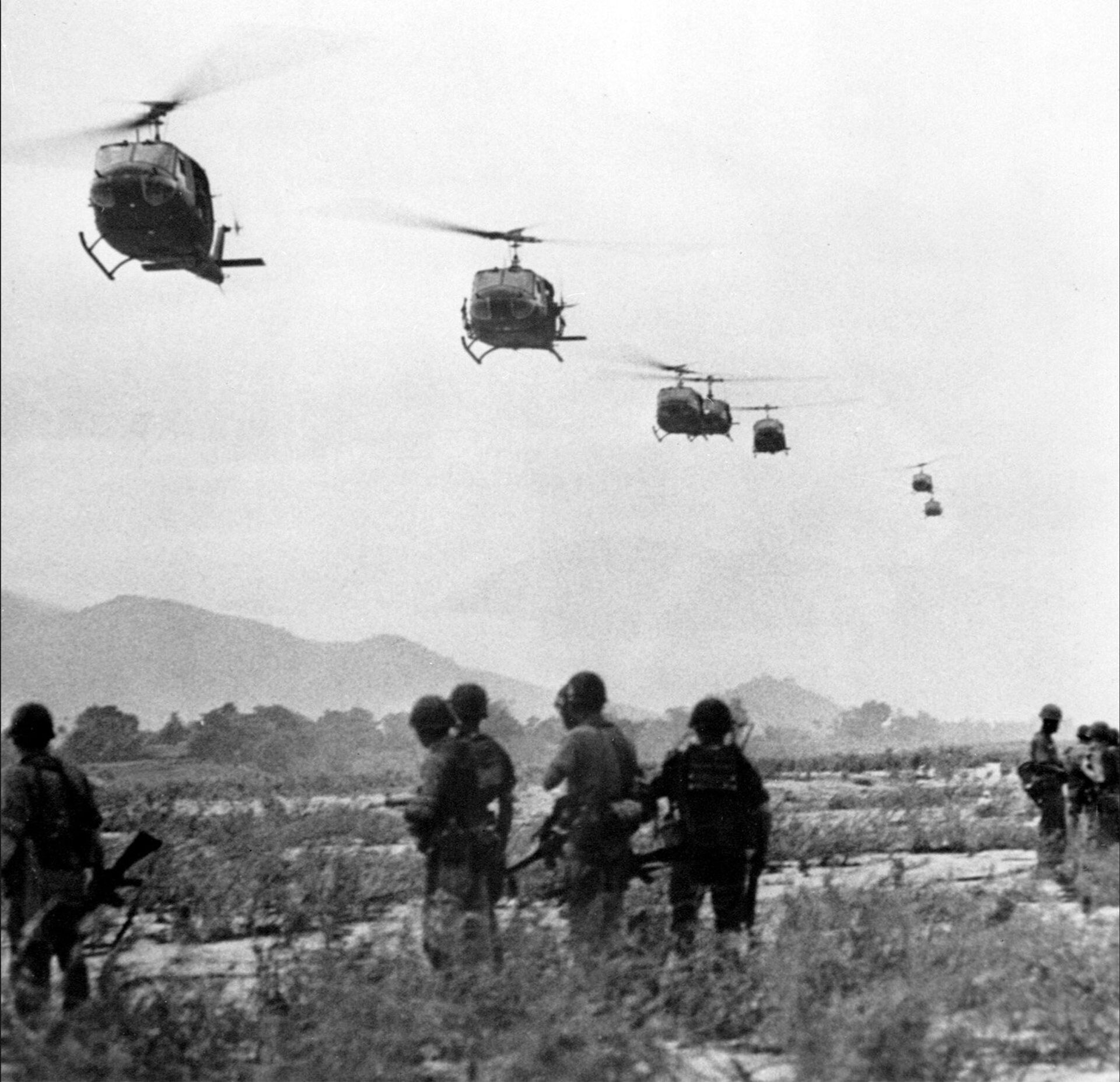 Амерички хеликоптери допремају војну помоћ на бојно поље Ан Ке у Јужном Вијетнаму 25. септембра 1965. године - Sputnik Србија, 1920, 29.05.2023