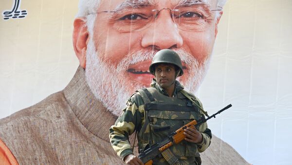 Baner sa slikom indijskog premijer Narendra Modi i vojnik ispred njega - Sputnik Srbija
