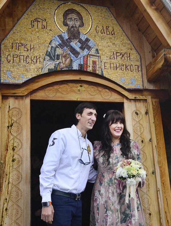 Glumica i voditeljka Snežana Ivanović (31) i producent Stefan Sokić (27), koji izveštavaju sa festivala za TV Kopernikus, odlučili su da se venčaju u Drvengradu. - Sputnik Srbija