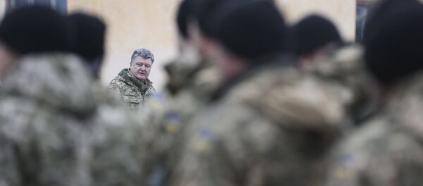 Петро Порошенко са војском - Sputnik Србија