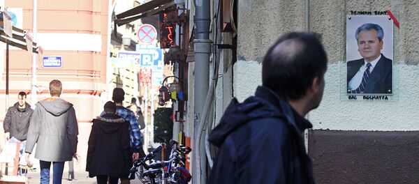 Slika Slobodana Miloševića na zidu u Novom Sadu - Sputnik Srbija