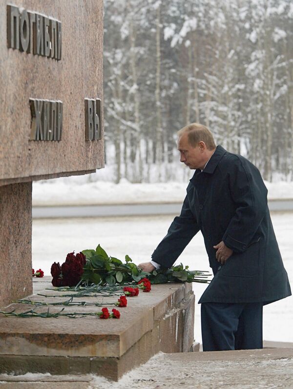 Председник Русије Владимир Путин у граду Кировску недалеко од Санкт Петербурга полаже цвеће на месту крвопролића у бици за Лењинград 1941-1943. Председник Русије Владимир Путин у граду Кировску недалеко од Санкт Петербурга полаже цвеће на месту крвопролића у бици за Лењинград 1941-1943. - Sputnik Србија
