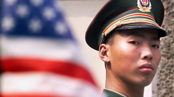 Кинески војник поред америчке заставе - Sputnik Србија