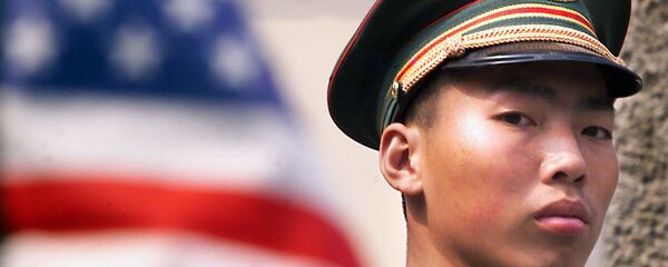 Кинески војник поред америчке заставе - Sputnik Србија