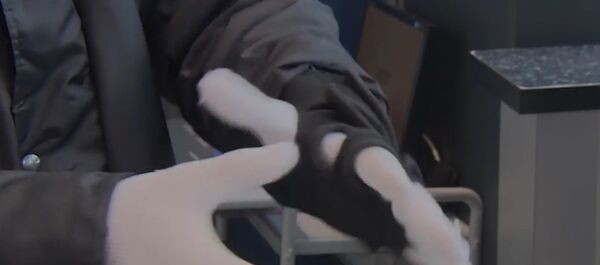 Russia: Metal detecting gloves tested at Moscow airport - Sputnik Srbija