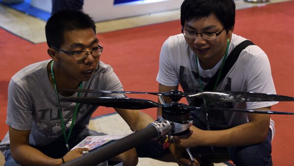 Kinezi drže dron - Sputnik Srbija