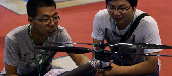 Кинези држе дрон - Sputnik Србија