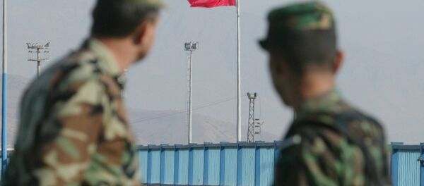 Турски војници гледају у заставу - Sputnik Србија