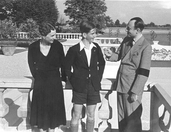 Краљ Петар II Карађорђевић испред двора на Дедињу - Sputnik Србија