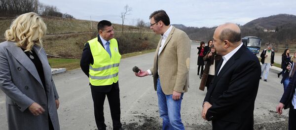 Premijer Aleksandar Vučić  sa ambasadorom Azerbejdžana Eldarom Hasanovim na deonici Koridora 11 - Sputnik Srbija