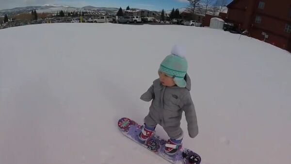Snowboarding 1-year-old Hits the Slopes Like it's no Big Deal - Sputnik Србија