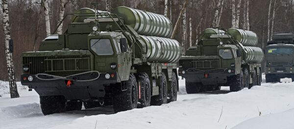 Пусковые установки зенитной ракетной систем С-400 Триумф и самоходный зенитный ракетно-пушечный комплекс Панцирь-С1 на марше в Московской области Пусковые установки зенитной ракетной систем С-400 Триумф и самоходный зенитный ракетно-пушечный комплекс Панцирь-С1 на марше в Московской области - Sputnik Србија