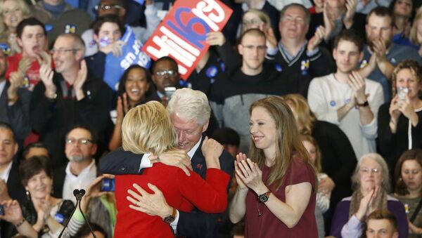 Bil i Hilari Klinton se grle dok je pored njih ćerka Čelsi u Ajovi - Sputnik Srbija