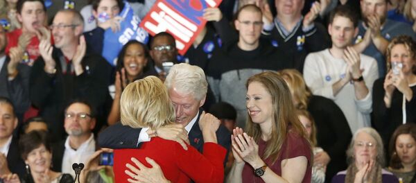 Бил и Хилари Клинтон се грле док је поред њих ћерка Челси у Ајови - Sputnik Србија