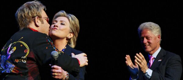 Клинтонови са Елтоном Џоном Клинтонови са Елтоном Џоном - Sputnik Србија