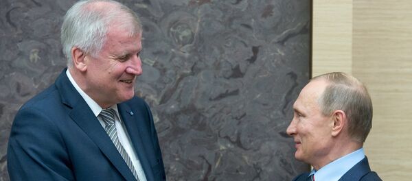 Председник Владе Баварске Хорст Зехофер  и председник Русије Владимир Путин - Sputnik Србија