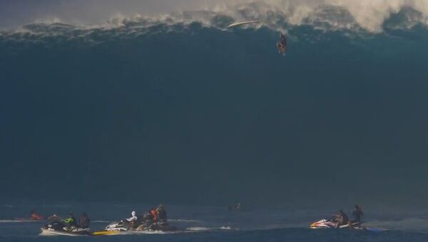 Surfer Drops 40 Feet. - Sputnik Србија