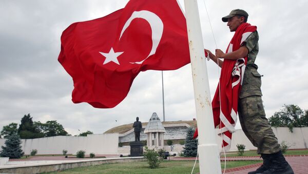 Турски војник поред заставе своје земље - Sputnik Србија