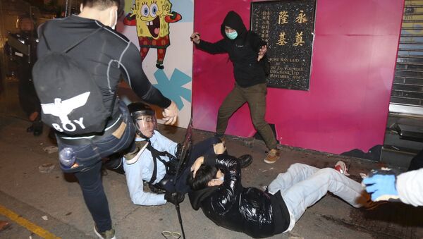 Demonstranti tuku policajce u Hongkongu - Sputnik Srbija