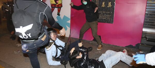 Demonstranti tuku policajce u Hongkongu - Sputnik Srbija