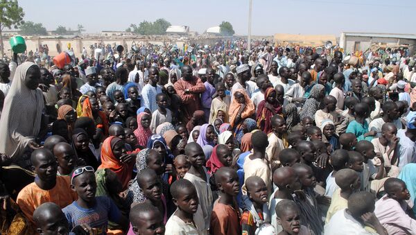 Interno raseljeni, uglavnom žene i deca, čekaju na hranu u Dikva kampu, u Borno provinciji u severoistočnoj Nigeriji. - Sputnik Srbija