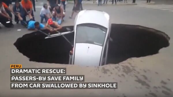 Family rescued after car swallowed by giant sinkhole - Sputnik Србија