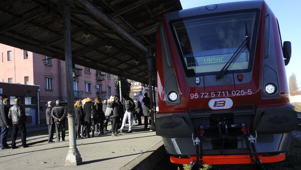 Савремени климатизовани возови имаjу 246 места, 120 за седење и 126 за стаjање, а њихова брзина jе 120 километара на сат. - Sputnik Србија