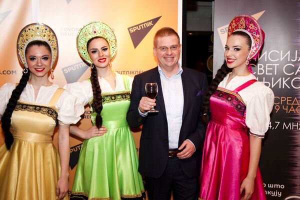Зоран Грубишић са девојкама у руској ношњи - Sputnik Србија