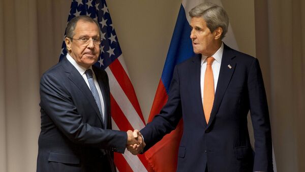 Šefovi diplomatija Rusije i SAD Sergej Lavrov i Džon Keri - Sputnik Srbija