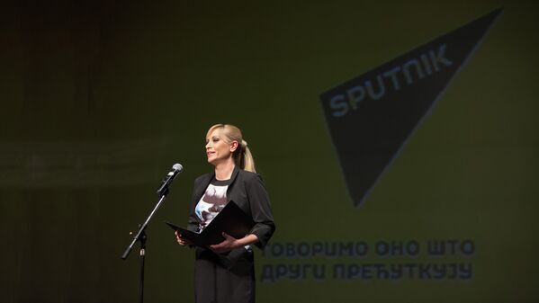 Novinarka Sputnjika Sandra Čerin je bila i voditelj oficijalnog dela programa. - Sputnik Srbija