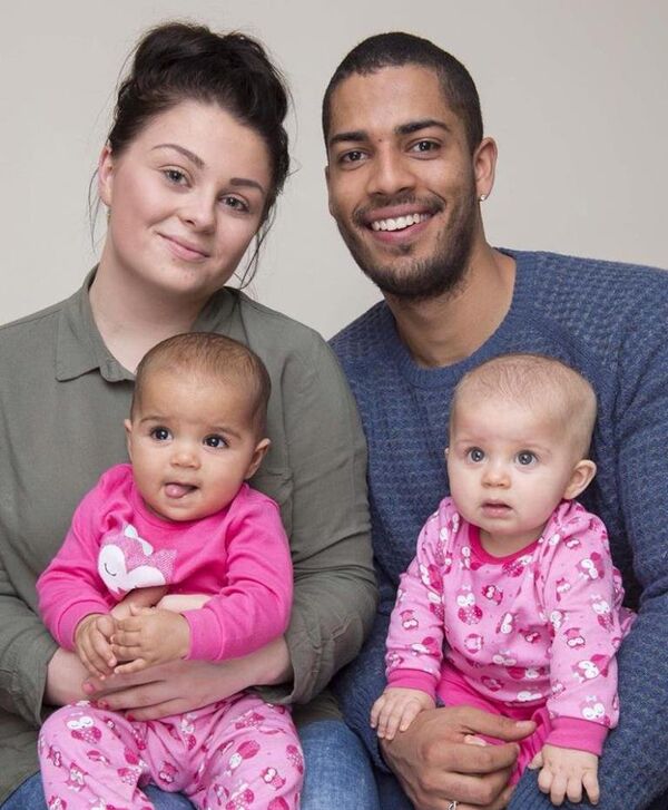 Bliznakinje sa roditeljima Henom Jarker i Kajlom Armstrongom - Sputnik Srbija