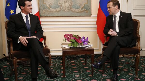 Премијер Русије Дмитриј Медведев и премијер Француске Мануел Валс - Sputnik Србија