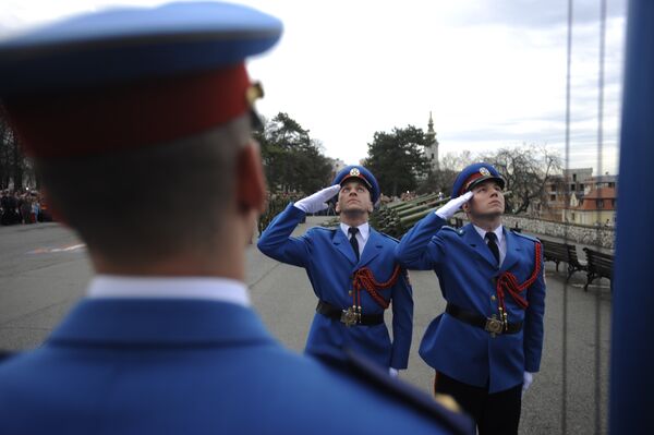 Гардисти поздрављају заставу на Савској тераси Калемегдана. - Sputnik Србија