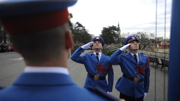 Gardisti pozdravljaju zastavu na Savskoj terasi Kalemegdana. - Sputnik Srbija