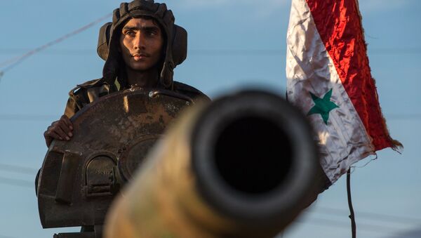 Сиријски војник на топу у близини града Кесаба у Сирији - Sputnik Србија