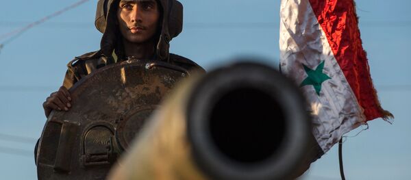 Сиријски војник на топу у близини града Кесаба у Сирији Сиријски војник на топу у близини града Кесаба у Сирији - Sputnik Србија