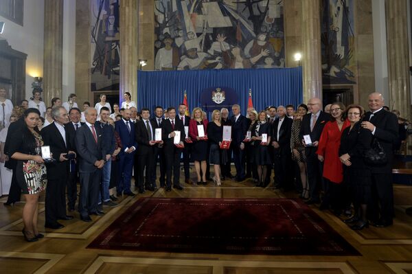 Заједничка фотографија председника Србије Томислава Николића са добитницима признања - Sputnik Србија