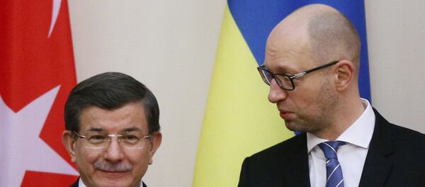 Premijer Turske Ahmet Davutoglu i premijer Ukrajine Arsenija Jacenjuka - Sputnik Srbija