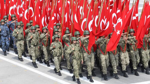 Турски војници са заставама на паради 30. августа 2013. године у Анкари током прославе 91. годишњице Дана победе - Sputnik Србија