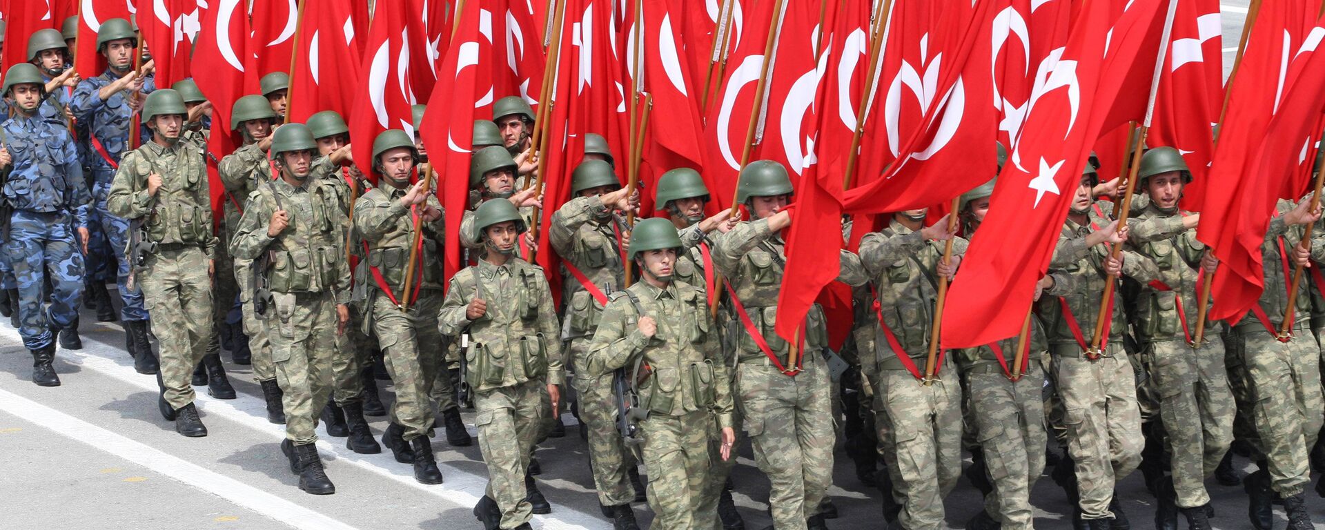Turski vojnici sa zastavama na paradi 30. avgusta 2013. godine u Ankari tokom proslave 91. godišnjice Dana pobede - Sputnik Srbija, 1920, 15.03.2022