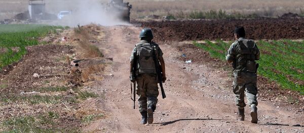 Турски војници патролирају у близини границе са Сиријом на североистоку Турске. - Sputnik Србија