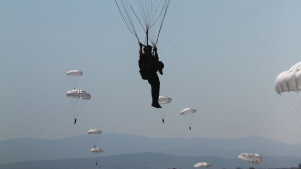 Vojne vežbe padobranaca u Rusiji - Sputnik Srbija